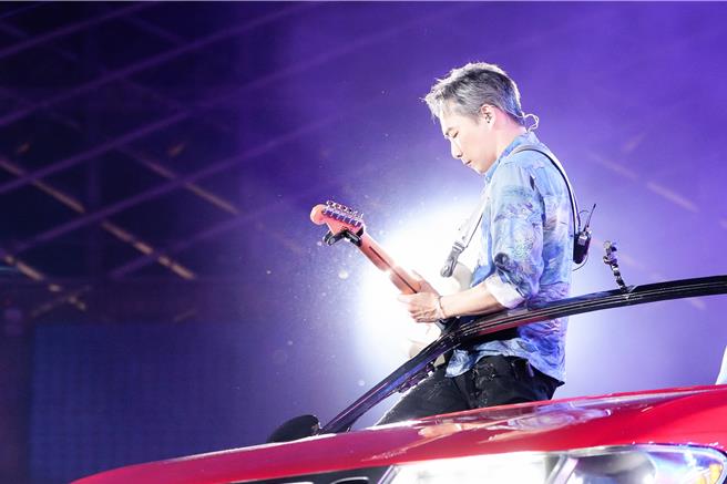 五月天29日在高雄世运主场馆开唱，图为吉他手石头。（相信音乐提供）