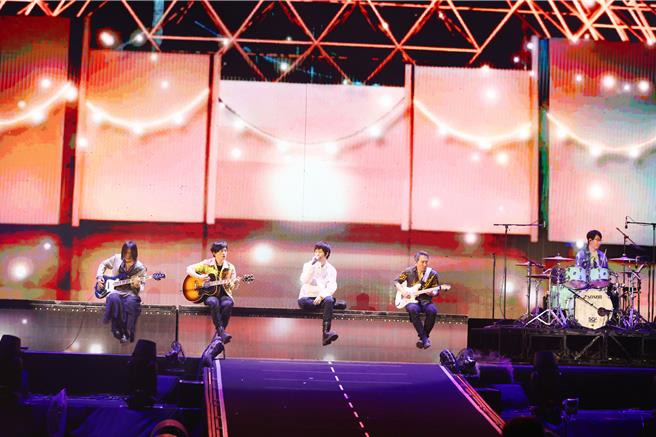 五月天29日在高雄举办＃5525 LIVE TOUR「回到那一天」演唱会第三场。（相信音乐提供）