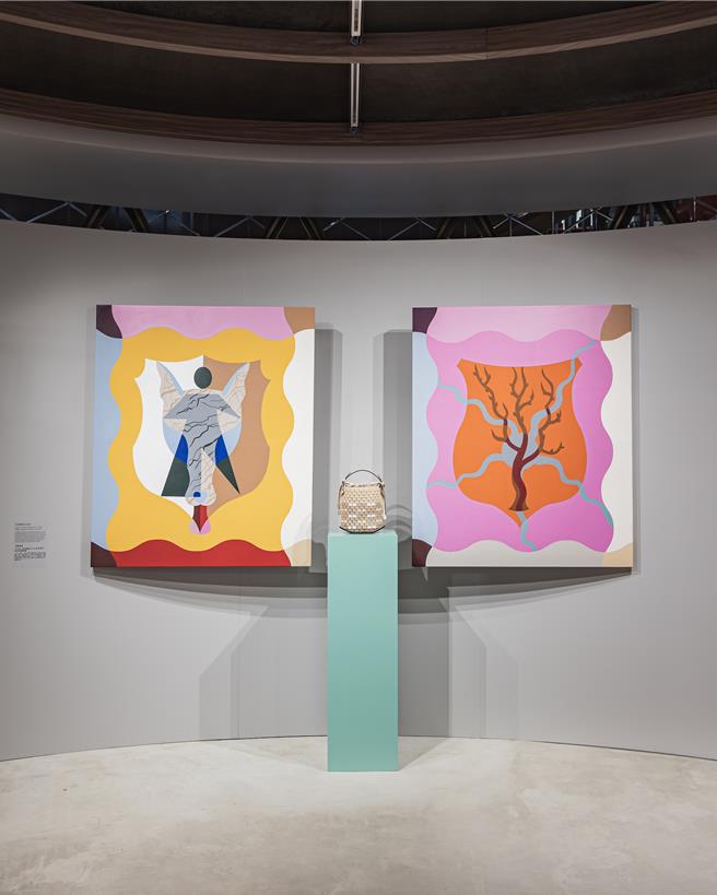 由藝術家Kasper Bosmans創作的《共生》作品，左右兩幅都有各自分別的意象呈現，如人與狼、海星與海藻、巨木與落雷等對立共生關係。（Delvaux提供／黃唯淯台北傳真）