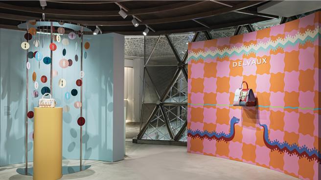 左為藝術家打造的蜥蜴之眼裝置，右為象徵銜尾蛇的輸出作品。（Delvaux提供／黃唯淯台北傳真）