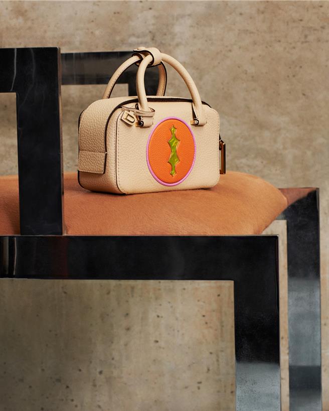 Delvaux Cool Box Nano Stargazer 沙丘色手拿包，結合蜥蜴之眼形象相當吸睛，售價13萬6700元。（Delvaux提供／黃唯淯台北傳真）