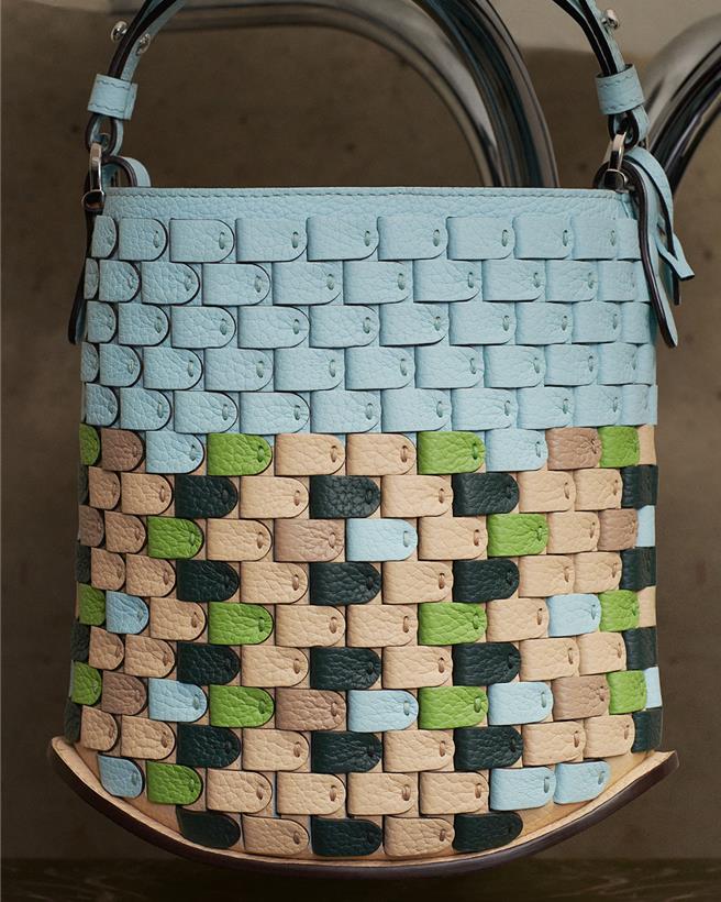 以雙色不同皮革打造而成的Pin Mini Bucket Strap Arsenal-Mosaic青瓷藍提包，售價24萬5900元。（Delvaux提供／黃唯淯台北傳真）