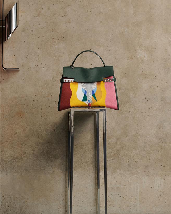 Delvaux今年話題新作Tempete XL Chimera彩色織綿包，台灣僅引進一顆，價格店洽。（Delvaux提供／黃唯淯台北傳真）