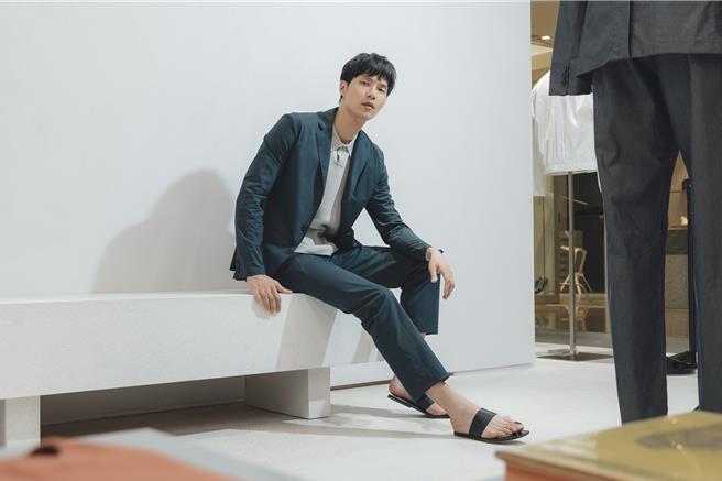 科技棉布料的质感，摸过就能理解为何本季围绕着「纸」的文化而生。（peter wu提供／黄唯淯台北传真）