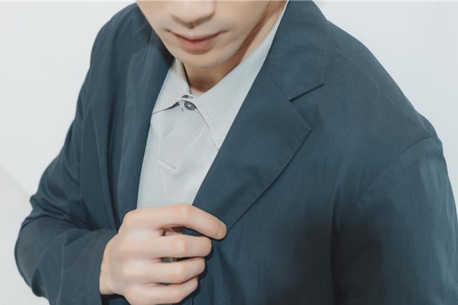 科技棉布料的质感，摸过就能理解为何本季围绕着「纸」的文化而生。（peter wu提供／黄唯淯台北传真）