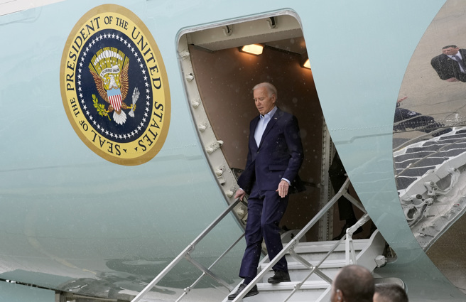 美國總統拜登28日搭乘「空軍一號」飛抵紐約甘迺迪機場。（美聯社）