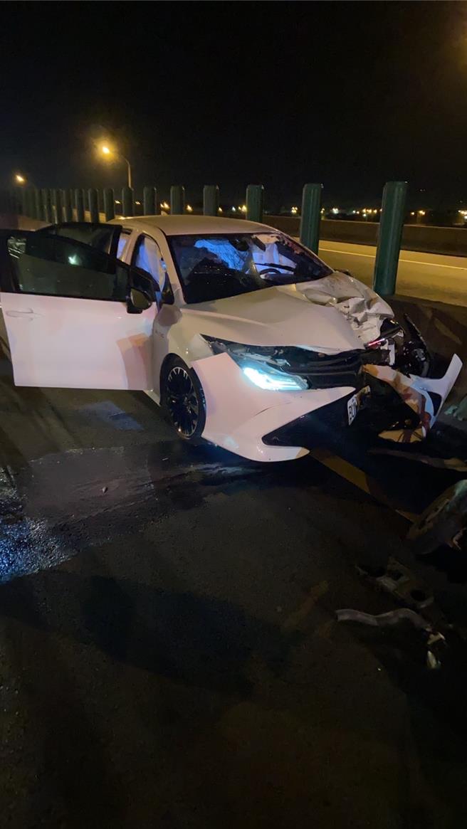 台61线西滨快速道路216.5公里麦寮交流道今（29日）晚上8点10分左右，一辆机车突然逆向衝撞轿车，机车骑士撞破车玻璃，掉入车内死亡。（云林县消防局提供））