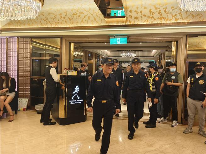 桃園市近日發生警匪槍戰，警方在30分鐘內緝拿犯嫌到案。警察局長吳坤旭（中）帶隊到酒店臨檢。（賴佑維攝）