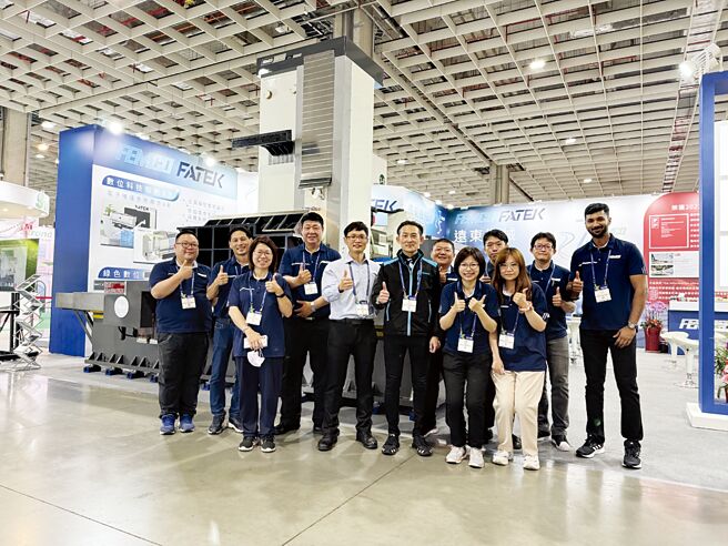 远东机械行销团队由资深经理林哲纬、新产品开发部经理苏柏承等人带领迎接到访的国内外买主。图／庄富安