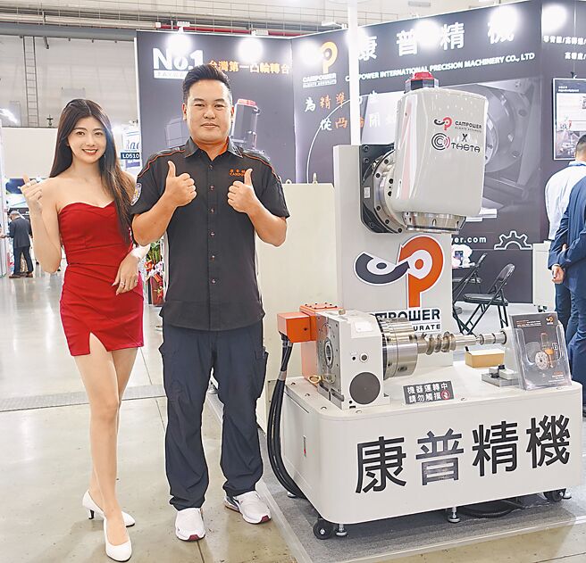 康普精機總經理粘民勳（右）和該公司凸輪銑車搖擺頭合影。圖／黃俊榮