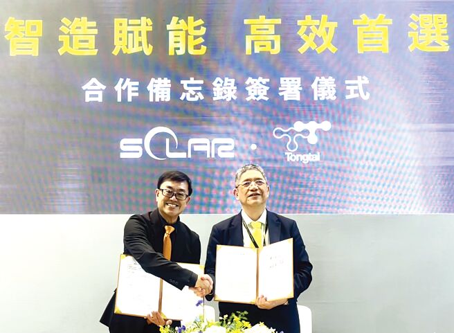 東台精機董事長嚴瑞雄（右）與光洋科董事長黃啟峰（左）簽打造高精度高效能智慧化產線的合作備忘錄，東台負責智慧機械整合方案，光洋科負責產業製程。圖／東台提供