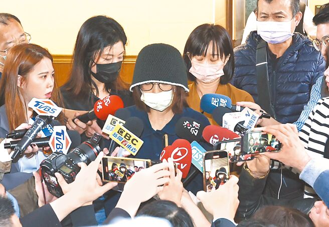 「宝林茶室」食物中毒事件，第1名吕姓死者28日在板桥殡仪馆解剖复验，以查明确切死因，妻子（中）及吕姓死者妹妹（右二）陪同相验。（陈俊吉摄）