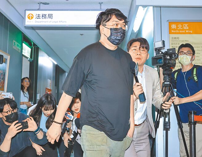 宝林茶室疑似食物中毒案酿出2死惨剧，引发全台人心惶惶，宝林茶室董事长黎仿轩（中）28日参加完台北市法务局调查会议，不发一语的离开现场。（罗永铭摄）