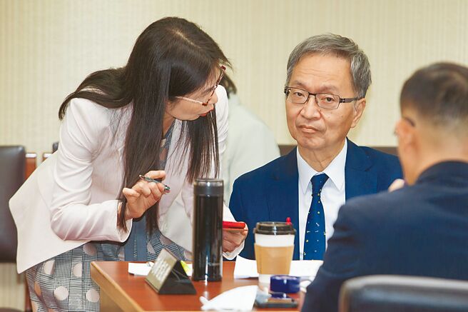 立法院社会福利及卫生环境委员会28日邀请卫生福利部长薛瑞元（右）报告「社会安全网缺失检讨及具体改进作法」，食药署署长吴秀梅（左）一同出席。（杜宜谙摄）