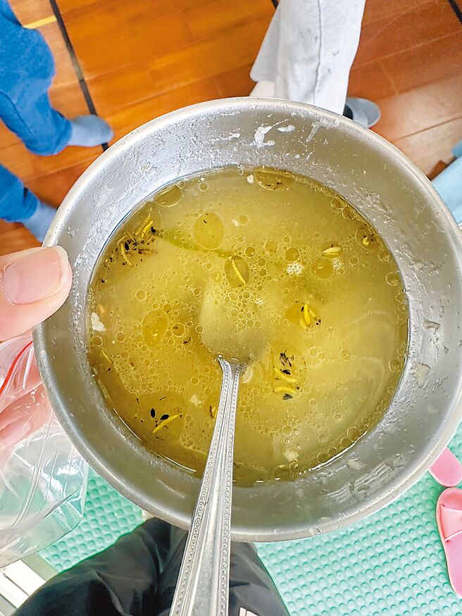 宜蘭縣南澳地區試辦偏鄉中央廚房計畫，有9間學校加入，但不少家長不滿表示，不僅孩子吃冷飯，還常有菜蟲、毛髮，更在菜裡發現塑膠片。（民眾提供／吳佩蓉宜蘭傳真）
