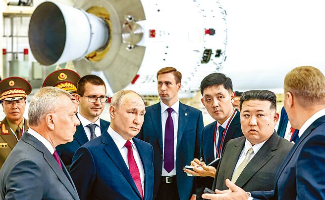 有消息人士向南韩媒体透露，北韩派出大量国防技术人员远赴俄罗斯学习火箭相关技术。图为北韩领导人金正恩（右二）2023年9月访问俄罗斯，并与俄国总统普丁（前排左二）参观东方航天发射场。（摘自俄罗斯总统府官网）