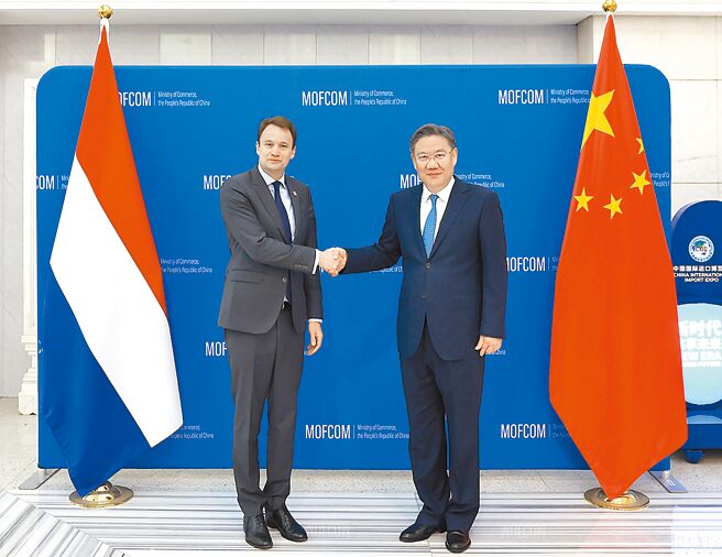 大陸商務部長王文濤（右）27日在北京向荷蘭貿易部長范李文（左）表示，希望荷方確保製造晶片的曝光機貿易能正常進行。（摘自中國商務部官網）