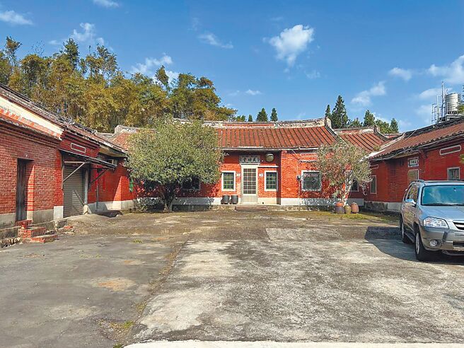 桃园市芦竹区南竹路二段有60年歷史的三合院，屋主盼能将其原地保留。（姜霏摄）