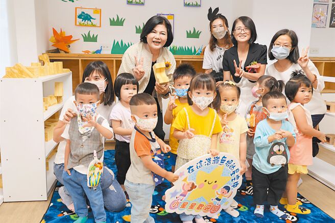 云林县的国小附幼已增到52家，图为县长张丽善（后排左一）访视去年落成启用的二崙国小附设幼儿园。（云林县政府提供／周丽兰云林传真）