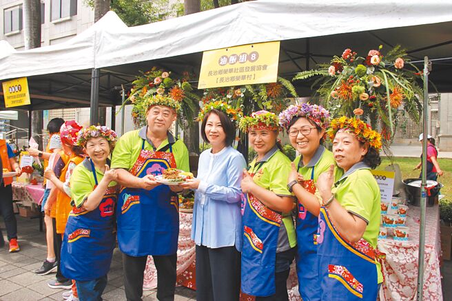 屏東縣政府28日舉辦「據點米其林志工大廚PK賽」，吸引42個社區報名參加，比賽現場香氣逼人，屏東縣長周春米（左三）頻頻稱讚。（謝佳潾攝）