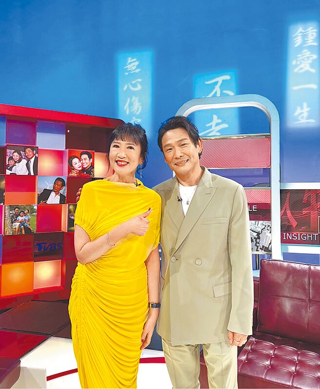 杜德偉（右）登上《TVBS看板人物》，接受主持人方念華專訪。（TVBS提供）