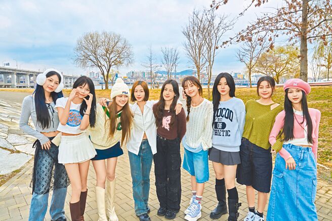 幻蓝小熊BIDO（左起）、Vicky、Nico、XXIN、毓、采甄、Ayeon、容容、许媛媛推出新歌〈1000次也不够的想念〉。（天空娱乐提供）