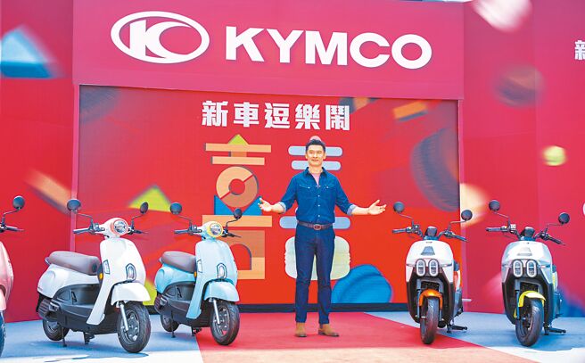 光陽集團董事長柯勝峯發表大樂Dollar（右）及Many馬卡龍兩款新車，售價分別為8萬7500元起及6萬8800元，回應市場期待並持續朝向「油電雙冠」目標全力衝刺。（吳松翰攝）