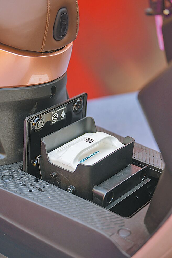 MANY MACARON電池抽取匣一按即可自動開啟。（吳松翰攝）