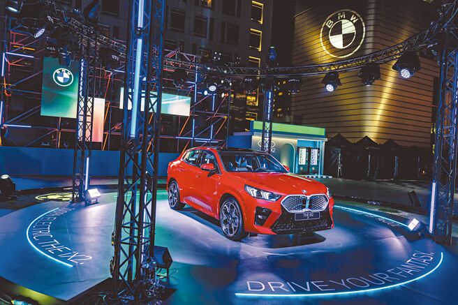 BMW發表新世代X2豪華運動跑旅，同步推出全新首創iX2豪華純電跑旅。（汎德提供）
