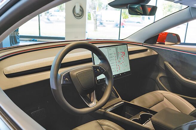 車內配置環繞式256色氣氛燈，予人全新的車室氛圍。（Tesla提供）