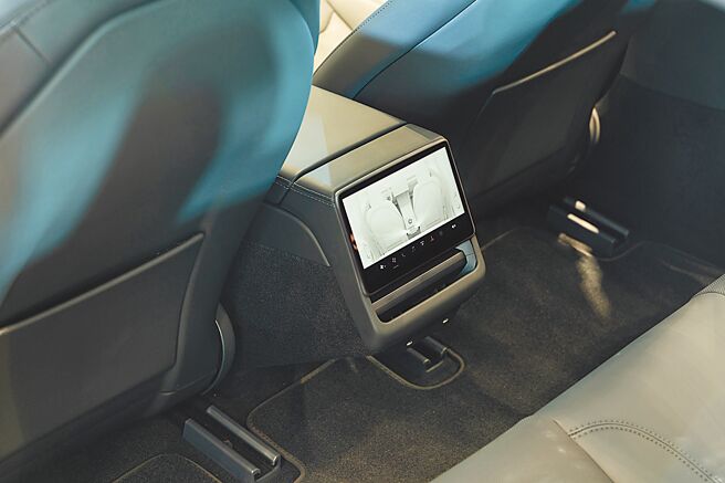 後排8吋觸控螢幕操作起來相當流暢。（Tesla提供）