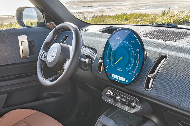 新世代座艙以全新OLED中央儀表，定調未來科技感。（汎德提供）