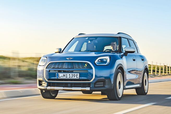 MINI首款純電休旅MINI Countryman SE ALL4，注入更多越野及運動風格。（汎德提供）