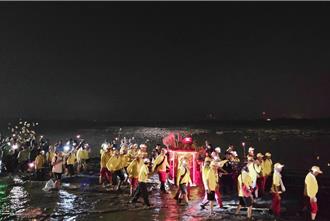 「三媽愛潦溪」！南瑤宮笨港進香 萬人暗夜橫渡8公里濁水溪