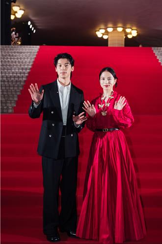 許光漢黑色西裝搭走紅毯帥翻了！新片香港首映座無虛席