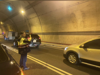 基隆車禍！台62瑪陵隧道內4車追撞 5人受傷送醫