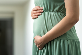 幫懷孕媳量尺寸？公公「摸雙球」掂兩下 瞎扯：奶大不顯肚