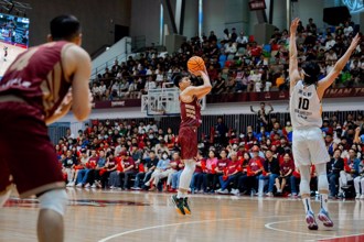 T1聯盟》簡偉儒飆6記三分球 獵鷹爆冷主場扳倒中信特攻