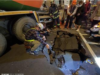 新店道路突下陷 預拌水泥車卡大洞！新北工務局曝原因