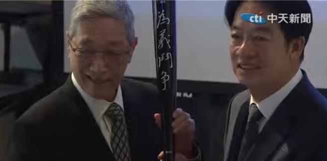 賴和基金會與賴和家屬今天贈送國立台灣文學館開發的「賴和一桿秤仔球棒」給賴副總統。（摘自中天新聞）