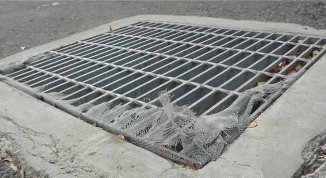 黃姓因水溝蓋紗網破損，害他踩踏撲空，手腳多處擦傷，事後對高市府提告求償。（中時資料照）