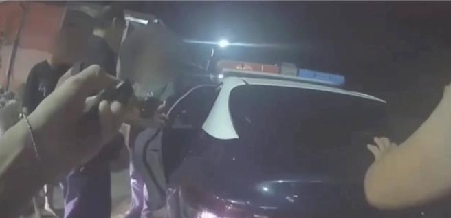 高雄仁武警方接獲報案，稱有人檳榔攤前大打出手，警方到場將嫌疑人帶回調查。（翻攝照片／林瑞益高雄傳真）