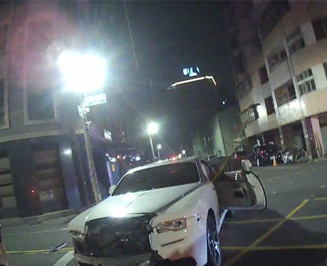 千萬豪車白色勞斯萊斯與國產自小客車發生碰撞事故。（讀者提供／廖素慧嘉市傳真）
