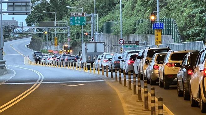 清明节4天连假，苏花路廊南下花莲4日将达高峰，另外饭店住宿率下滑，仍有空房。（王志伟花莲传真）