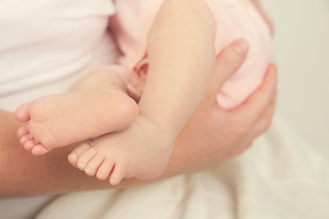 一名人妻抱怨，哺乳到一半婆婆擅自闖進房間，還拿手機錄下畫面。（圖：shutterstock／達志）