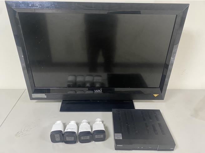 警方查扣监视器。（警方提供）