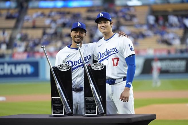 道奇贝兹(左)、大谷翔平领取银棒奖。（美联社）
