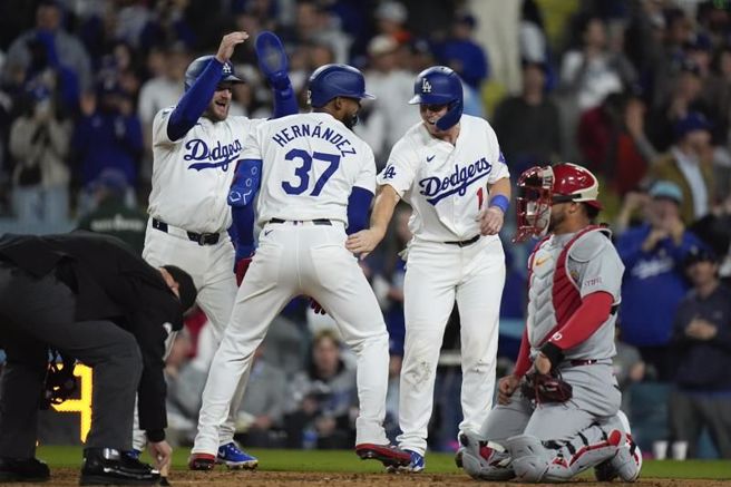 道奇孟西(左起)、赫南德兹、威尔史密斯庆祝全垒打。（美联社）