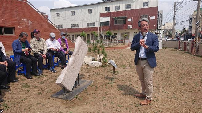 台南市文化局長謝仕淵（右）30日參加安順公學校舊址揭牌儀式。（程炳璋攝）