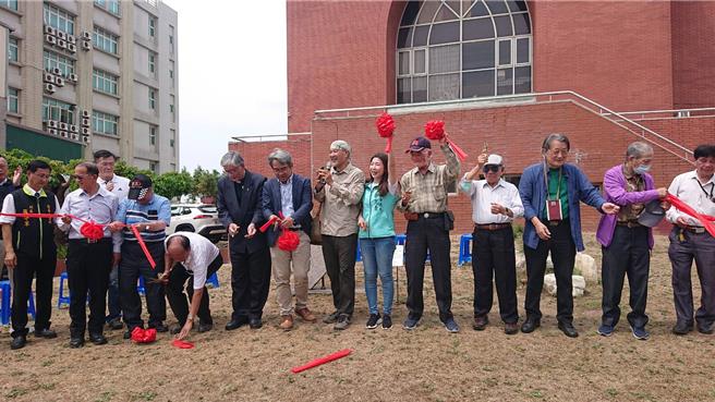 安南區第一間公學校也是安順國小舊址，現為安順教會，台南市文化局局長謝仕淵（右八）、台南市議員謝麗青（右六）、老校友吳德義（右五）與台江社大執行長吳茂成（右七）30日一起為紀念碑揭牌剪綵。（程炳璋攝）
